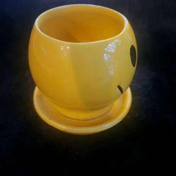 Vintage Yellow McCoy Pottery Smiley Face Planter, Model 0386 - Picture 4 of 7